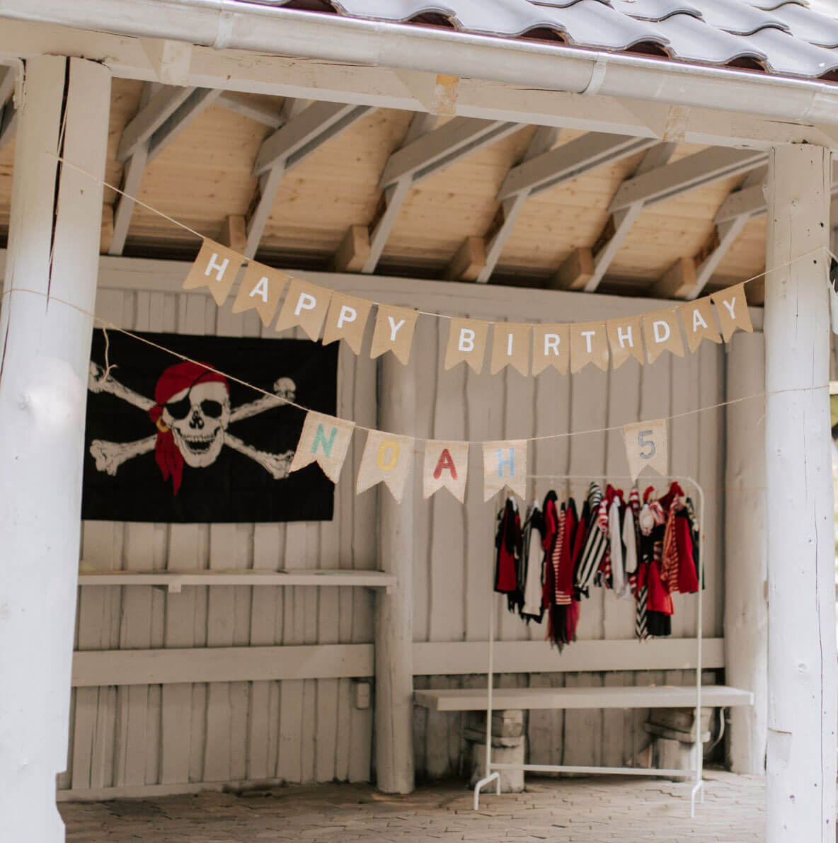 Für einen Piratengeburtstag dekorierte Hütte in der Villa Sophie.