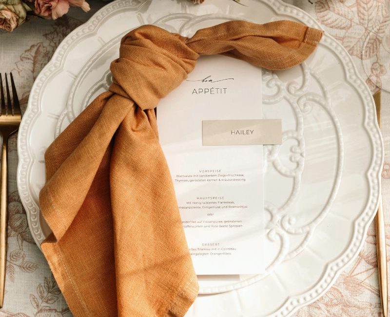 Eine Hochzeitseinladung mit Tischdeko während einer Hochzeitsfeier.