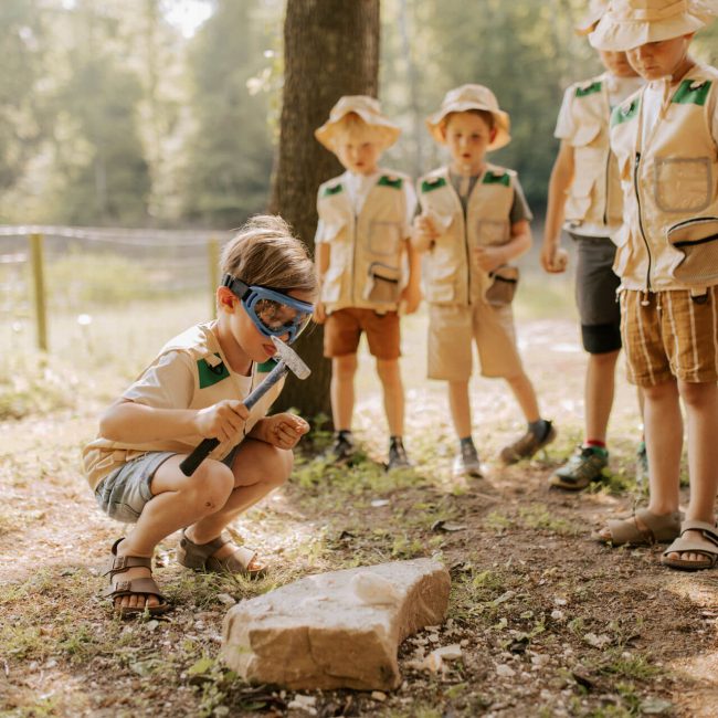 Als Forscher verkleidete Kinder während eines Dinogeburtstags in der Villa Sophie.