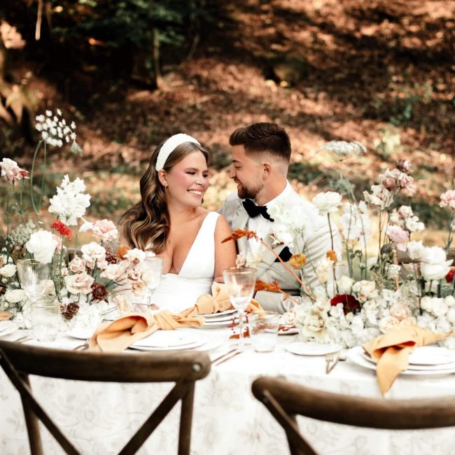 Ein Brautpaar sitzt am Tisch in der Hochzeitslocation Villa Sophie.