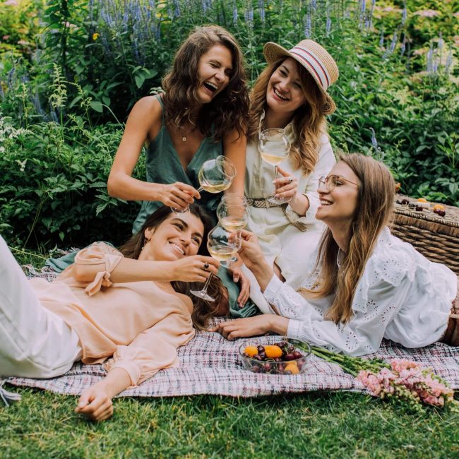 Freundinnen feiern eine Sommerparty in der Eventlocation Villa Sophie.